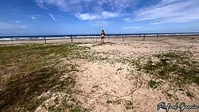 Guy fucks beach hottie in abandoned Santos kiosk