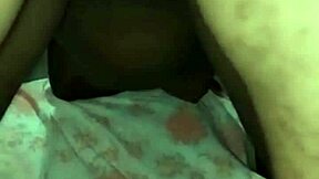 socando forte na bucetinha molhada da novinha