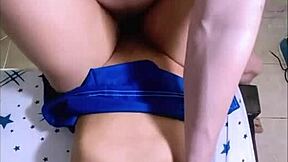 la hijastra apretada desafía con rebeldía constante