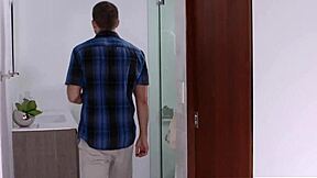 Lexi Lovell deepthroats big cock in threesome 😏