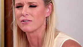 Horny milf rubs her stepdaughter's pussy 😏