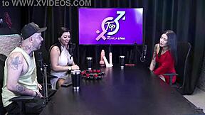 two hotties kissing and exciting the men - dieni gaucha.