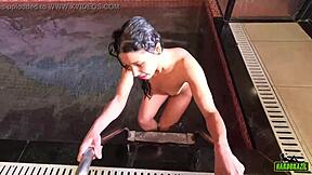 Novinha swallows cum by poolside