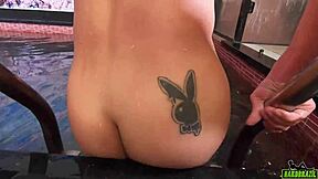 Novinha swallows cum by poolside