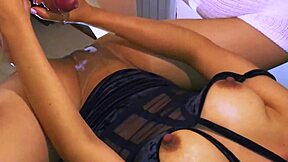 la joven estudiante de intercambio tuvo una aventura con un compañero de clase en su apartamento mientras su familia anfitriona estaba fuera de la ciudad