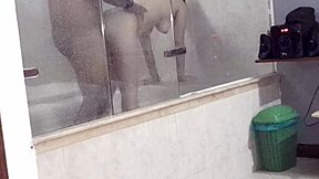 In a hotel bathtub, the argentinian girl fucks and sucks, giving a great ride