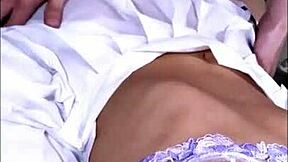 la hijastra se retorcía debajo de él suplicándole que no se detuviera mientras la penetraba duro y profundo