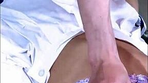 la hijastra se retorcía debajo de él suplicándole que no se detuviera mientras la penetraba duro y profundo