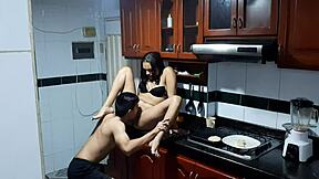 nos graban mientras lamo el coño de mi hermanastra en la cocina