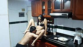 nos graban mientras lamo el coño de mi hermanastra en la cocina