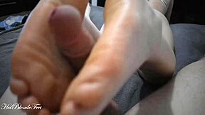 i gave miley grey the sexiest footjob ever, her legs are so hot