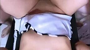 la madrastra de su amiga lo mira con ojos hambrientos deseando su verga dentro de ella mientras se abre de piernas 😈