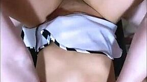 la madrastra de su amiga lo mira con ojos hambrientos deseando su verga dentro de ella mientras se abre de piernas 😈