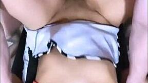 la madrastra de su amiga lo mira con ojos hambrientos deseando su verga dentro de ella mientras se abre de piernas 😈