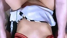 la madrastra de su amiga lo mira con ojos hambrientos deseando su verga dentro de ella mientras se abre de piernas 😈