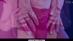 हिप्नोटाइज्ड टीन 18+ थेरेपी सेशन में इस्तेमाल हो रही है