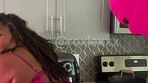 What happens when big booty TSROXIEXXX puts ass on young thug?