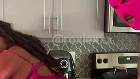 What happens when big booty TSROXIEXXX puts ass on young thug?