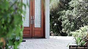 18+ ब्यूटी को स्टीमी सीन में डॉगीस्टाइल ज़ोर से पाउंड किया जाता है