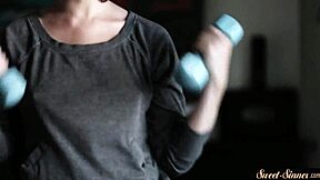 18+ ब्यूटी को स्टीमी सीन में डॉगीस्टाइल ज़ोर से पाउंड किया जाता है