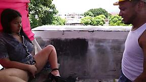 el ingeniero de mi azotea estaba sexy, le mostré lo cachonda que estoy desnuda y lo invité a follar al lado de las herramientas 😏