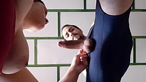 La señora de la tienda chupa verga para saldar deuda