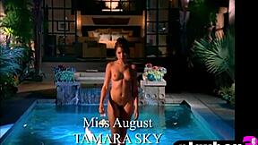 I, Taryn Richard, posed naked with friends in hot photoseshun