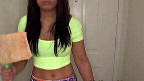 Latina maid cash ke liye doggystyle banged.