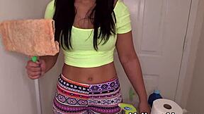 Latina maid cash ke liye doggystyle banged.