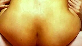 hijastra con figura apretada impulsa encuentros secretos en apartamento