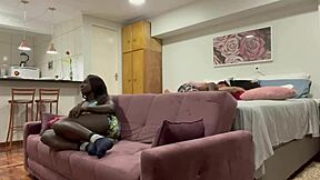 minha novinha trouxe a amiga chocolate pra casa e eu comi ela escondido enquanto o rádio tocava