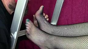 BBW BEAUTY LAURA GETS HER FEET TICKLED IN BOOTS AND STOCKINGS