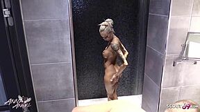 Schlankes deutsches teen beim duschen vom freund der schwester erwischt und heimlich gefickt