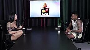 विल मास्ट्रो दो महिलाओं को शीयर रेड लिंगरी में रॉ डिजायर इग्नाइट करते हुए देखता है स्टीमी एनकाउंटर में।