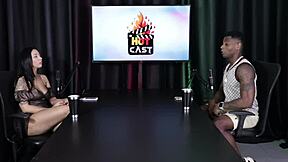 विल मास्ट्रो दो महिलाओं को शीयर रेड लिंगरी में रॉ डिजायर इग्नाइट करते हुए देखता है स्टीमी एनकाउंटर में।