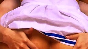 la novia toma control guiando a su pareja al dormitorio para pasion desenfrenada