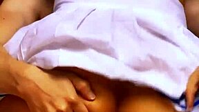 la novia toma control guiando a su pareja al dormitorio para pasion desenfrenada