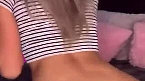 hot teen shaking ass on webcam