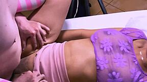 La novia tom� la iniciativa sus labios encontraron los del novio con pasi�n desbordante dejando claro que esa noche ella ser�a quien marcara el ritmo