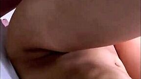 la estrechez de la vagina hizo que su amante quisiera penetrarla una y otra vez en el apartamento