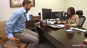 Candice Nicole's big boobs seduce the young trainee at the office 😈