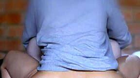 La Estudiante Besa Apasionadamente A Su Novio En El Apartamento