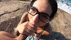 sexo arriscado na praia ele me comeu todinha e ainda gozou na minha bunda grande