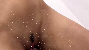 loira novinha fingering herself to squirting orgasm 😍