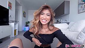 छोटी एशियन सौतेली बेटी क्लारा ट्रिनिटी और ज्यादा चुदाई चाहती है