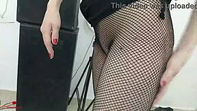 le pido a mi hermanastra de no ir a una fiesta follandola duro parte1