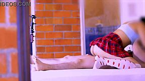 La hijastra con figura apretada y sonrisa tentadora busca encuentros secretos