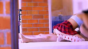 La hijastra con figura apretada y sonrisa tentadora busca encuentros secretos