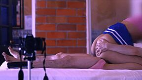 La estudiante universitaria exploraba sus fantasías más salvajes junto a su amiga en el apartamento