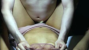 el estudiante universitario y la madre de su amiga vivían un romance secreto en el apartamento contiguo